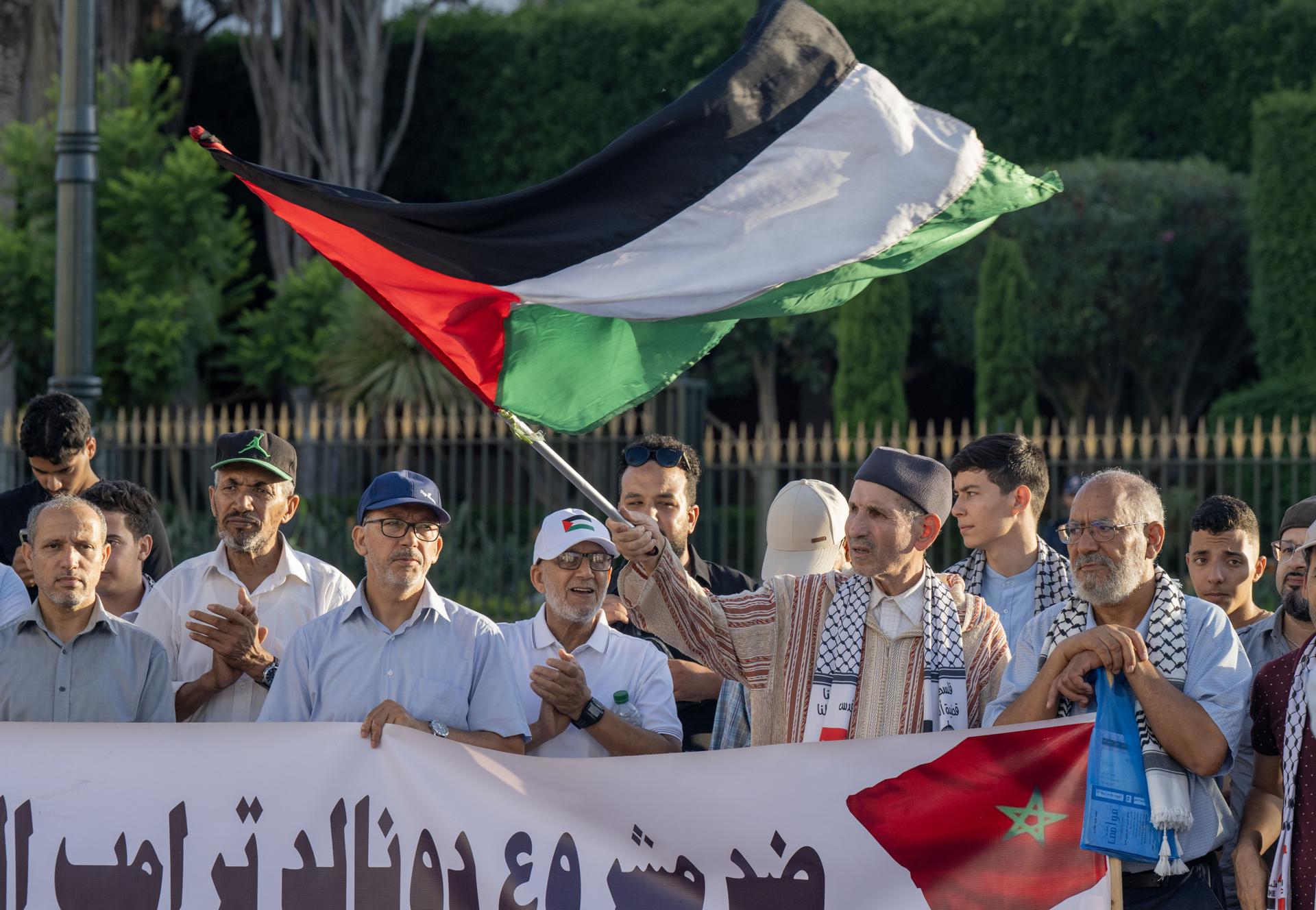 RABAT (Morocco), 08/08/2025.- People take part in a demonstration in solidarity with the Palestinian people and against the starvation crisis in the Gaza Strip in Rabat, Morocco, 08 August 2025. (Protestas, Marruecos) EFE/EPA/JALAL MORCHIDI