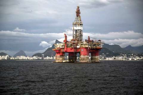 Precios del petróleo caen a su nivel más bajo en 21 años