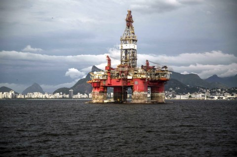 Precios del petróleo caen a su nivel más bajo en 21 años