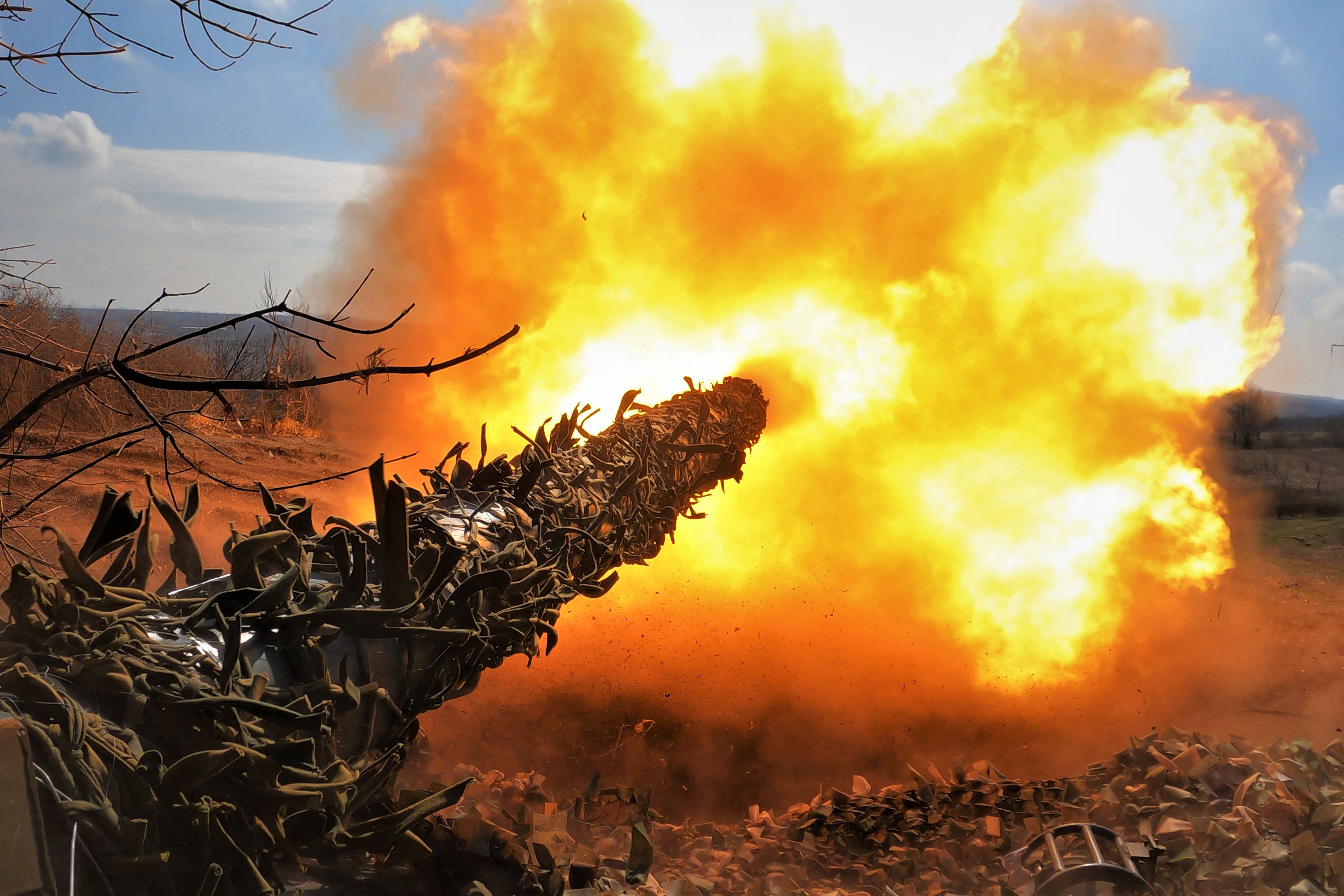 Esta fotografía tomada el 26 de marzo de 2023 muestra un tanque ucraniano T-72 disparando contra posiciones rusas en la línea del frente cerca de Bakhmut, en medio de la invasión rusa de Ucrania.