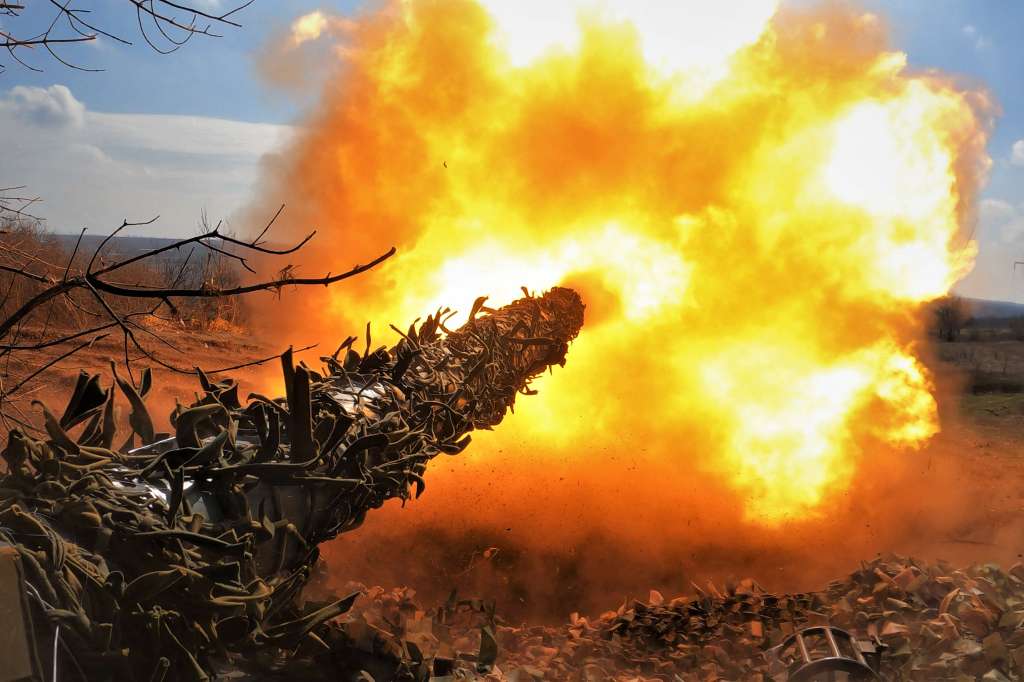 Esta fotografía tomada el 26 de marzo de 2023 muestra un tanque ucraniano T-72 disparando contra posiciones rusas en la línea del frente cerca de Bakhmut, en medio de la invasión rusa de Ucrania.
