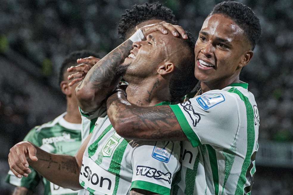 Los jugadores de Atlético Nacional celebran uno de los goles de la victoria sobre Equidad.