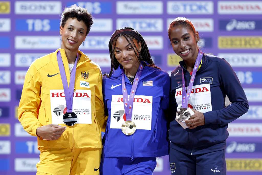 TOKYO (Japan), 15/09/2025.- Gold medalist Tara Davis-Woodhall (C) of the USA, silver medalist Malaika Mihambo (L) of Germany and bronze medalist Natalia Linares of Colombia during the medal ceremony for the Women's Long Jump at the World Athletics Championships 2025 in Tokyo, Japan, 15 September 2025. (Mundial de Atletismo, Salto de longitud, Alemania, Japón, Tokio) EFE/EPA/KIYOSHI OTA