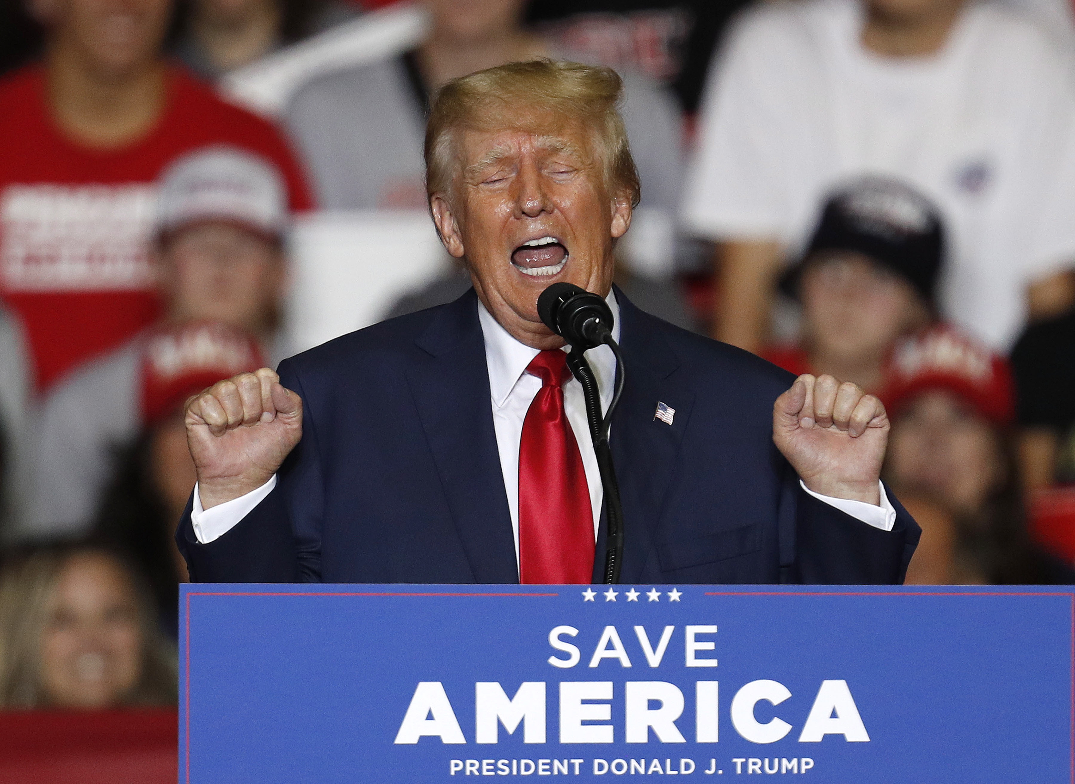 Youngstown (United States), 18/09/2022.- Former US President Donald Trump speaks during a Save America rally at the Covelli Centre in Youngstown, Ohio, USA, 17 September 2022. (Estados Unidos) EFE/EPA/DAVID MAXWELL