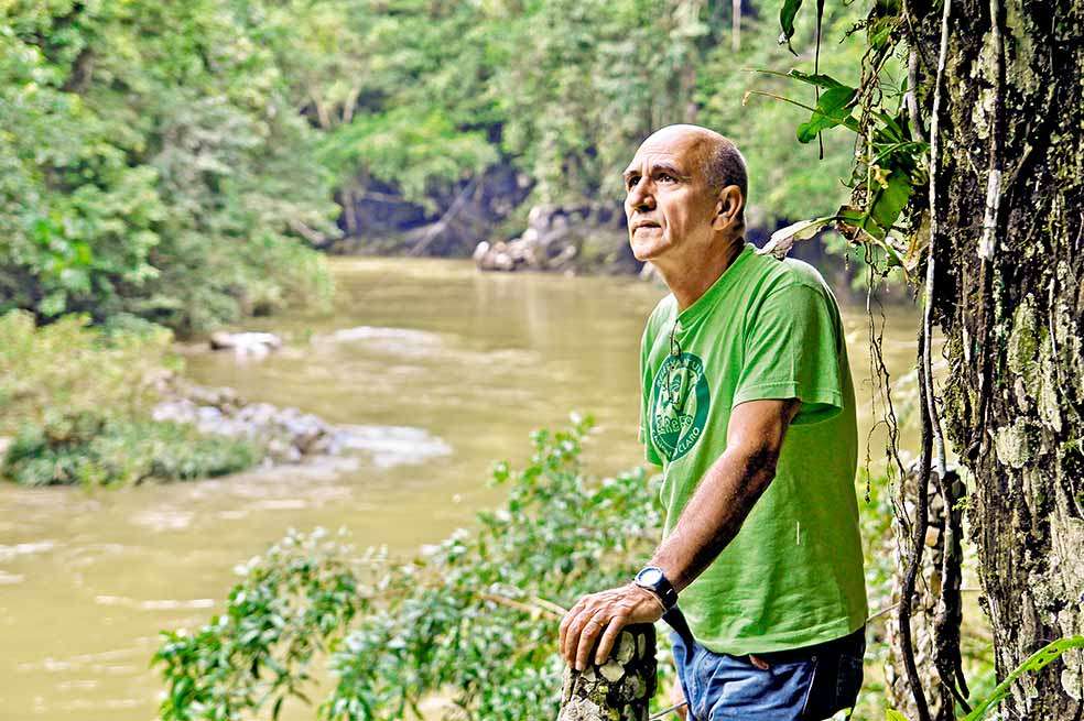Juan Guillermo Garcés en el río que lo convenció de cambiar la ganadería por la ecología. / Julián Mora Oberlaender
