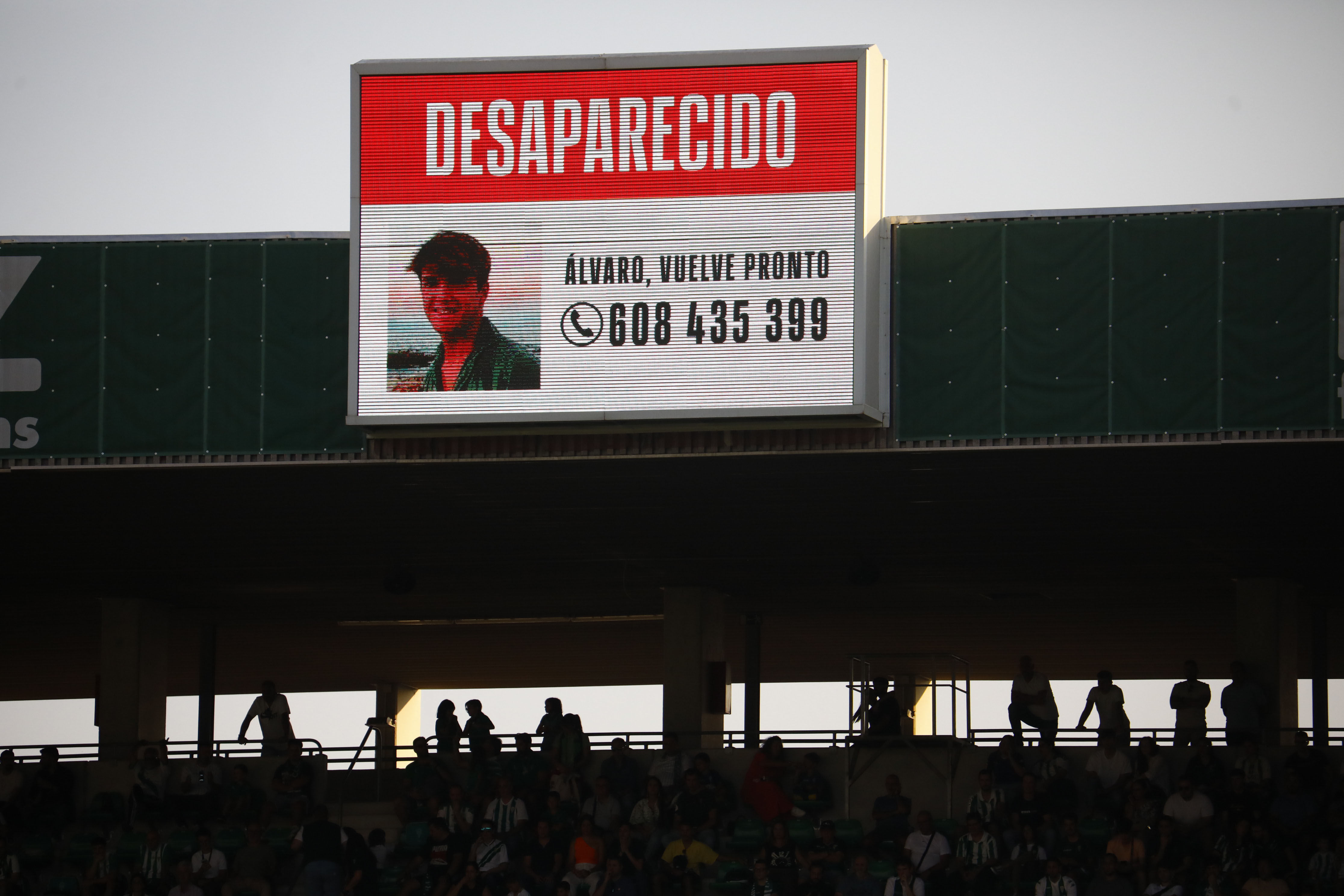 Córdoba 14/10/2023. Imagen del videomarcador del estadio del Arcángel durante el encuentro Córdoba CF y Mérida de Álvaro Prieto, el joven de 18 años desaparecido en Sevilla y perteneciente al equipo juvenil del Córdoba CF. EFE/Salas