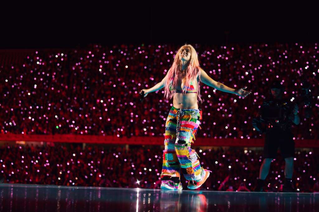 Después de su debut en la capital, Karol G sigue su camino por Perú, Chile, Paraguay, Argentina y Brasil. / PHRAA