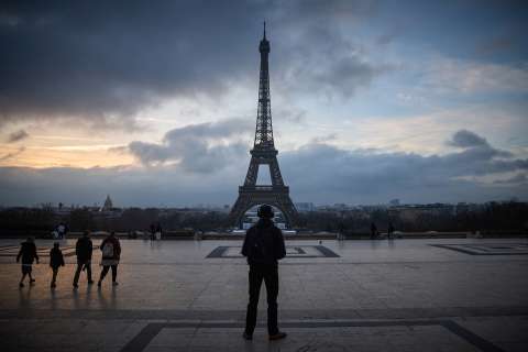 Turistas “desolados” ante el cierre de la torre Eiffel por huelga
