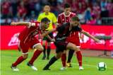 Zapata le ganó el duelo a James tras la goleada del Milan sobre Bayern Múnich
