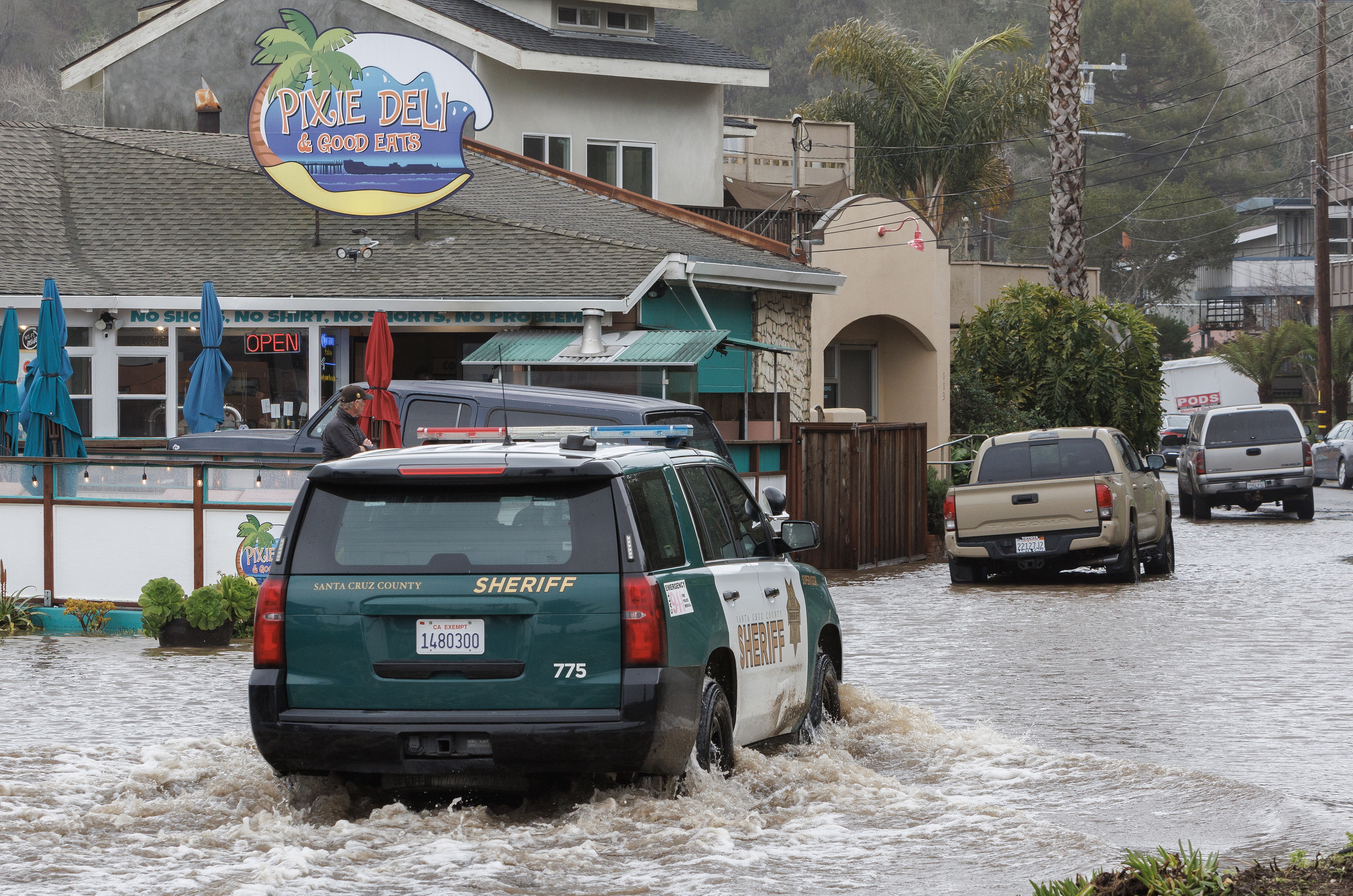 Aptos (United States), 14/01/2023.- Santa Crus Sheriff navigates flooded road way in Aptos, California, USA, 14 January 2023. California Governor Gavin Newsom proclaimed a state of emergency due to the winter storms. Many California counties are under flood warnings. (Estados Unidos) EFE/EPA/PETER DASILVA