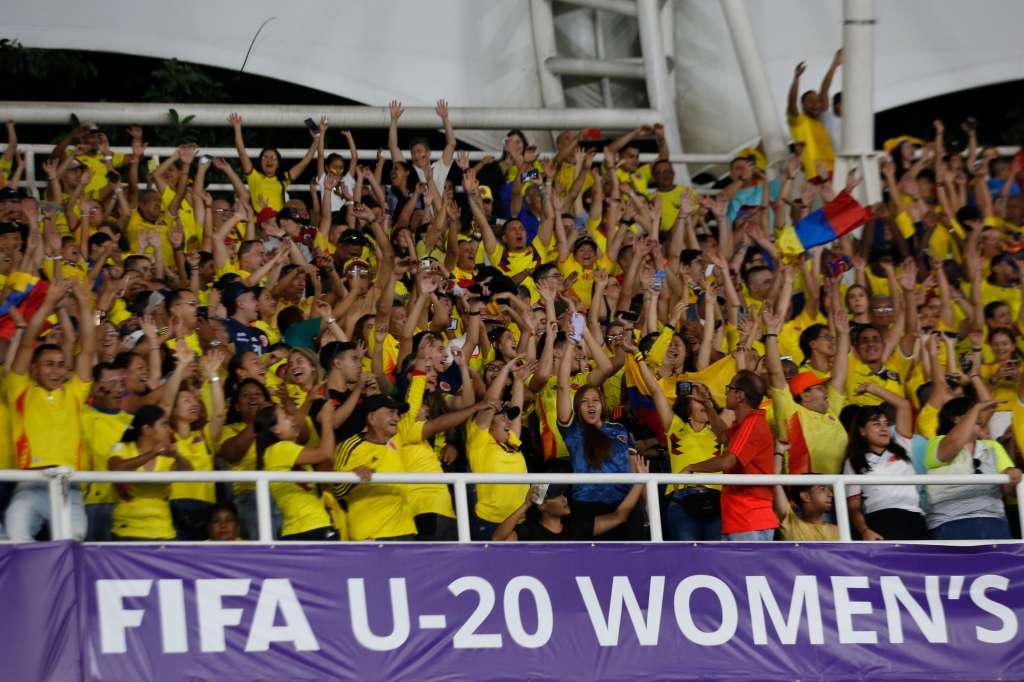 AMDEP6937. CALI (COLOMBIA), 11/09/2024.- Aficionados de Colombia animan este miércoles, en un partido de los octavos de final de la Copa Mundial Femenina sub-20 entre las selecciones de Colombia y Corea del Sur en el estadio Pascual Guerrero en Cali (Colombia). EFE/ Ernesto Guzmán Jr.
