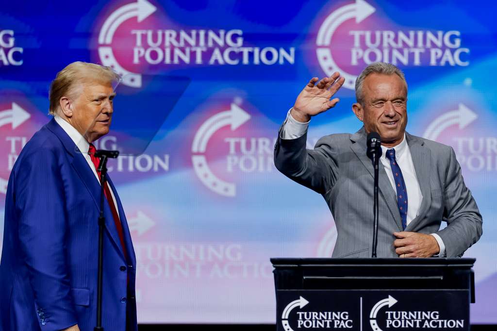 Duluth (United States), 23/10/2024.- Former US President and Republican presidential nominee Donald Trump (L) and Robert F. Kennedy Jr. (R) at the Turning Point PAC campaign rally at the Gas South Arena, in Duluth, Georgia, USA, 23 October 2024. Trump is running against Democratic US Vice President Kamala Harris. EFE/EPA/ERIK S. LESSER