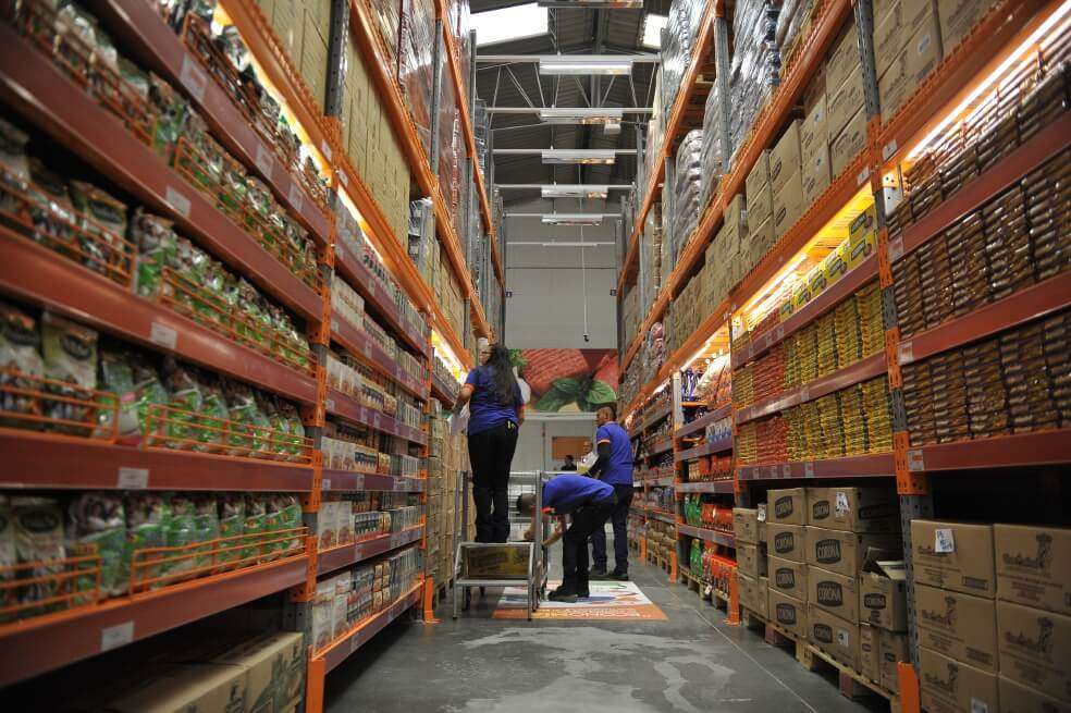 Los cálculos de este estudio estiman que gravar todos los alimentos con una tarifa de 19 % de IVA significaría que 23 % de los hogares en pobreza no extrema pasarían a serlo. / Gustavo Torrijos.