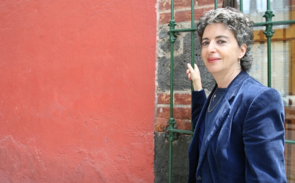 La escritora mexicana Bárbara Jacobs, quien dice que con su más reciente libro, "La buena compañía", reivindica la trascendencia de la lectura. / Cortesía