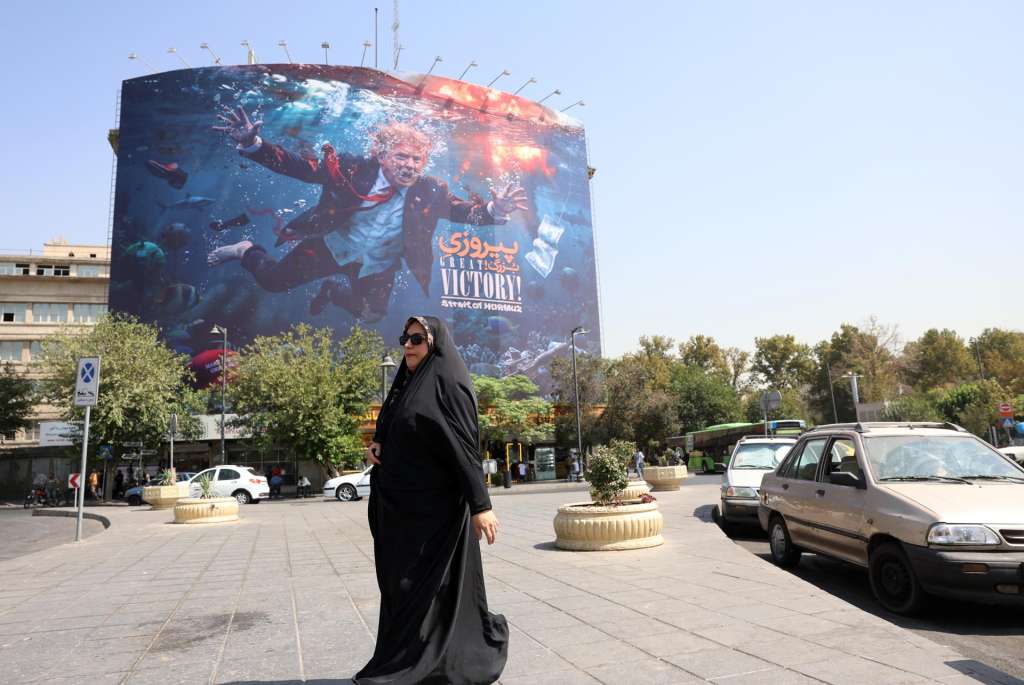TEHRAN (IRAN(Islamic Republic Of)), 24/08/2026.- A veiled Iranian woman walks past an anti-US billboard featuring US President Donald Trump in southern Tehran, Iran, 24 August 2026. US President Donald Trump said the US will launch 'economic D-Day' sanctions against Iran as the conflict between Iran and the US continues. (Teherán) EFE/EPA/ABEDIN TAHERKENAREH RESTRICTIONS: NO Access Israel Media/Persian Language TV Stations Outside Iran/Strictly No Access BBC Persian/VOA Persian/Manoto TV/Iran International TV. (As mandated by Iran's Directorate General for Foreign Media) --