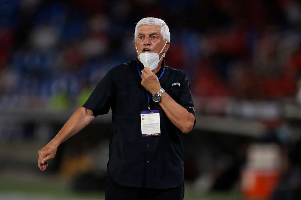 AMDEP7931. CALI (COLOMBIA), 16/03/2022.- El entrenador de DIM Julio Comesaña dirige hoy, en un partido de la Copa Sudamericana entre América y Deportivo Independiente Medellín (DIM) en el estadio Pascual Guerrero en Cali (Colombia). EFE/Ernesto Guzmán Jr.
