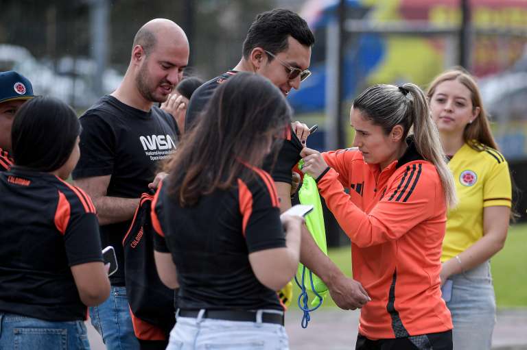 La selección femenina de Colombia está lista para dejarlo todo en la cancha y también en el corazón de su gente: en su entrenamiento, compartió con hinchas que sueñan junto a ellas.