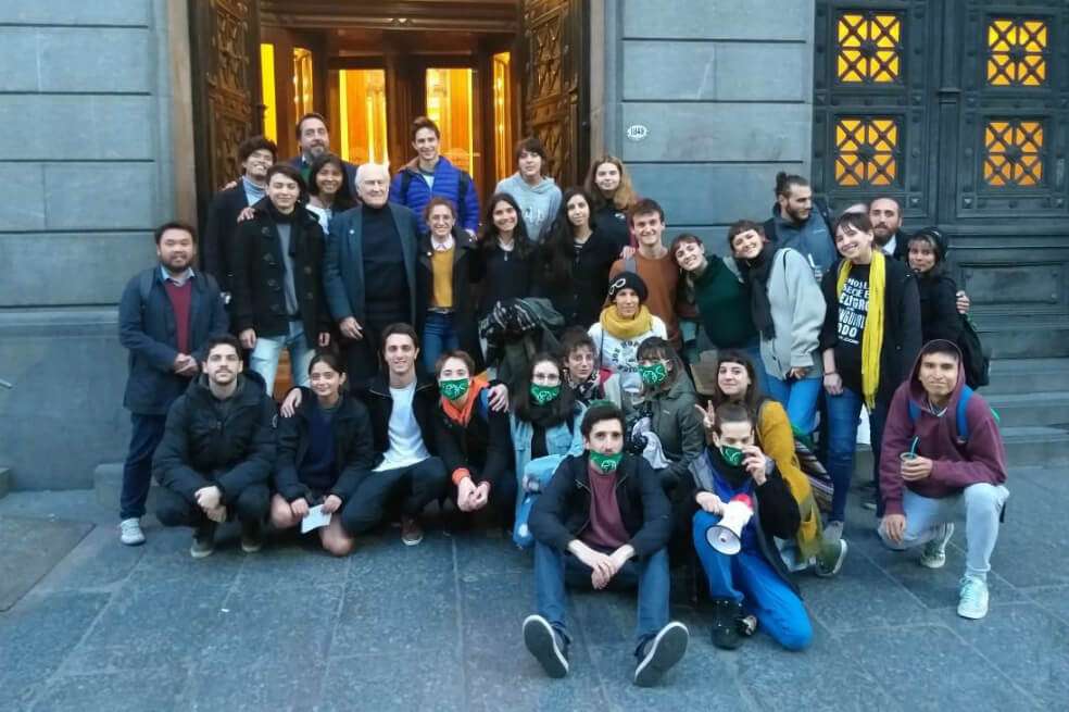 Algunos jóvenes del movimiento Fridays For Future Argentina esperando la decisión del Senado. / Cortesía movimiento Fridays For Future