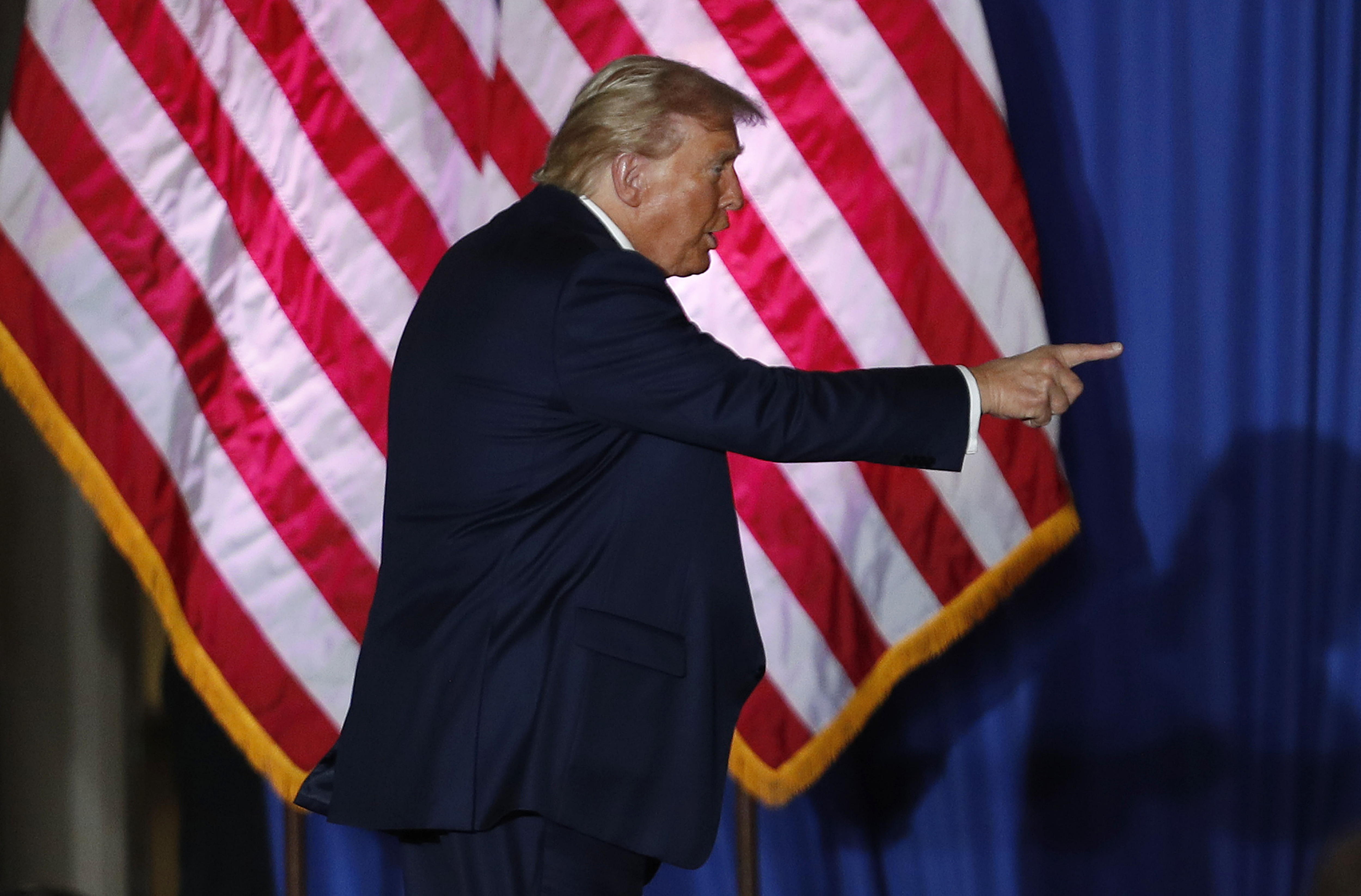 Erie (United States), 29/09/2024.- Former US president and republican presidential candidate Donald Trump leaves the stage following a campaign rally at the Bayfront Convention Center in Erie, Pennsylvania, USA, 29 September 2024. (Elecciones) EFE/EPA/DAVID MAXWELL