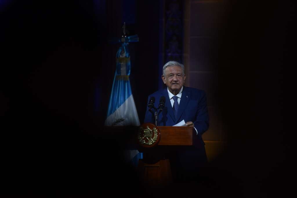 AME7150. CIUDAD DE GUATEMALA (GUATEMALA), 05/05/2022.- El presidente de México, Andrés Manuel López Obrador, da declaraciones luego de una reunión con su homólogo de Guatemala, Alejandro Giammattei (fuera de cuadro), hoy en Ciudad de Guatemala (Guatemala). El presidente de México, Andrés Manuel López Obrados, calificó de este jueves de una "injusticia" la migración que se registra de centroamericanos hacia los Estados Unidos y ofreció apoyo para combatir la raíz que causa este problema. "La migración es la evidencia de la injusticia", afirmó el mandatario en un mensaje en al Palacio Nacional de la Cultura junto al presidente de Guatemala, Alejandro Giammattei, luego de terminar la reunión bilateral. EFE/ Edwin Bercián
