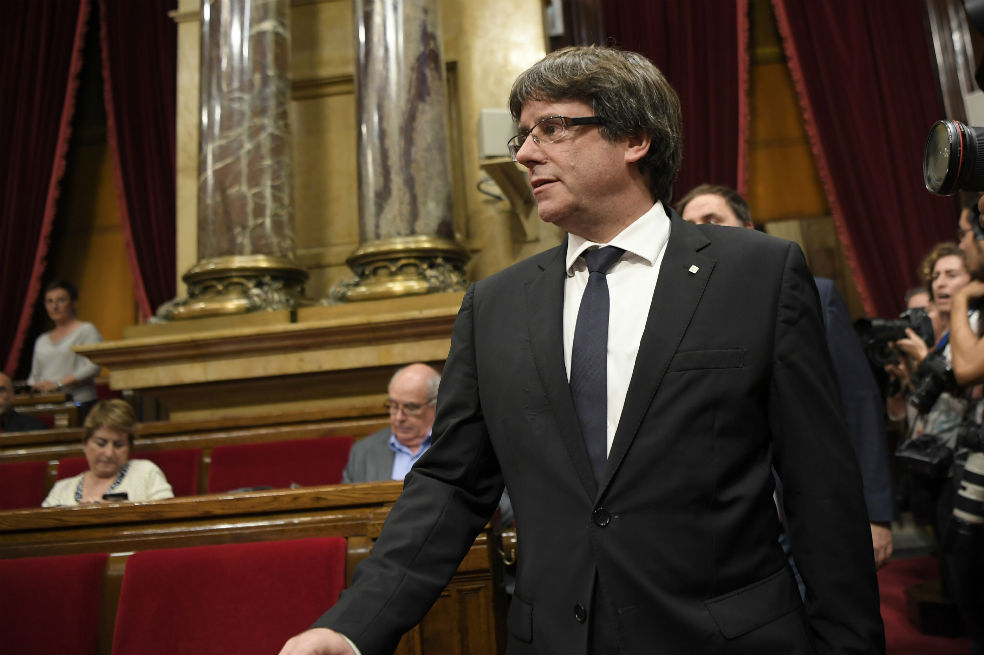 A Puigdemont le acompañan cuatro exmiembros de su antiguo gobierno autonómico desplazados a Bélgica. / AFP