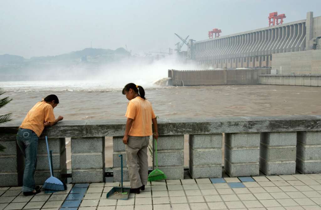 Trabajadores se ven en esta imagen de 2004 al lado de la represa de las Tres Gargantas, la central hidroeléctrica más grande del mundo.
