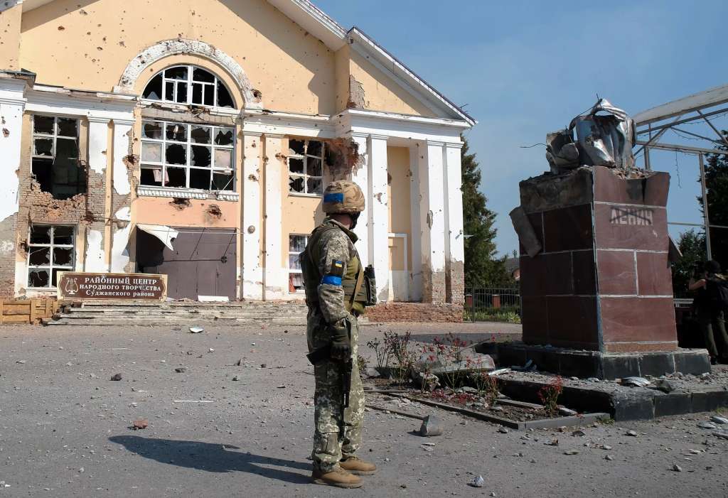 Sudzha (Russia), 21/08/2024.- A Ukrainian serviceman stands near a damaged building in the city center of Sudzha, in Ukraine-controlled territory of Russia's Kursk region, 21 August 2024 (issued 23 Augut 2024). Armed Forces of Ukraine (AFU) Commander-in-Chief Oleksandr Syrskyi claimed that since the beginning of a cross-border incursion into Russia on 06 August, Kyiv took control of 92 settlements in Kursk Oblast over an area of 1,250 square kilometres. (Rusia, Ucrania, Kiev) EFE/EPA/STRINGER