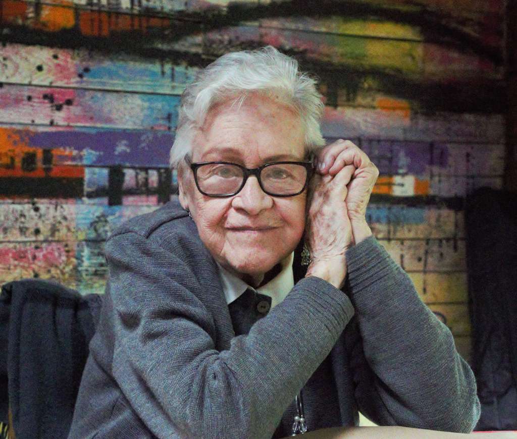 Seudónimo de María Vieira White, poeta, periodista y catedrática colombiana.