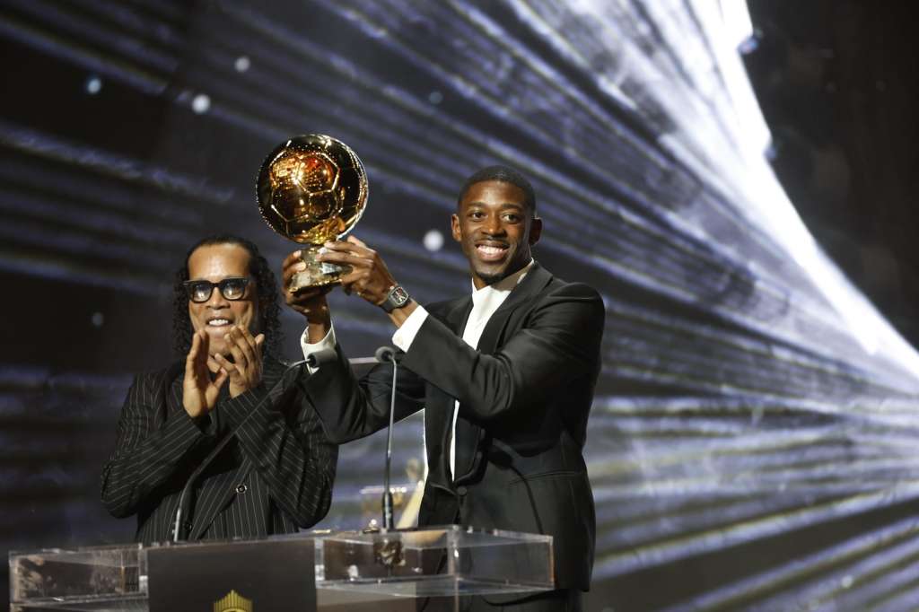 PARIS (France), 22/09/2025.- Paris Saint-Germain's player Ousmane Dembele poses with the Men's Ballon d'Or trophy during the Ballon d'Or 2025 ceremony at the Theatre du Chatelet in Paris, France, 22 September 2025. (Francia) EFE/EPA/Mohammed Badra