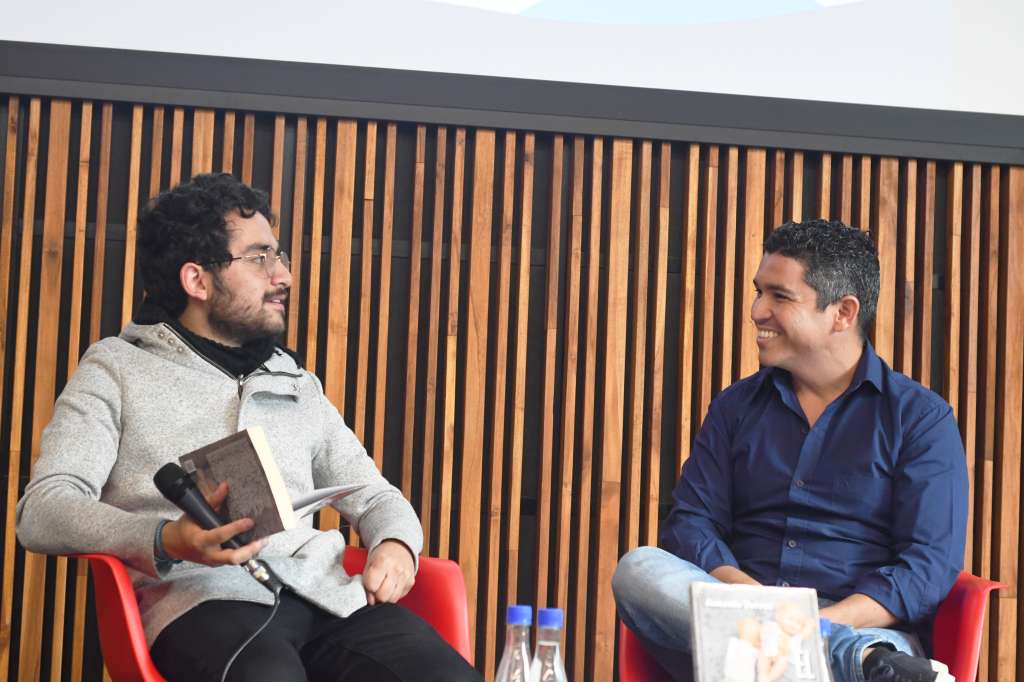 Andrés Osorio Guillott (izq.), periodista de El Espectador, moderó la charla con la que se presentó  el libro “El hedor del jazmín”, del escritor Antonio Torres.