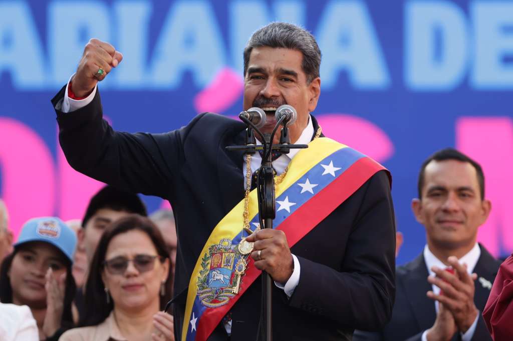 -FOTODELDÍA- AME290. MIRAFLORES (VENEZUELA), 10/01/2025.- El líder chavista Nicolás Maduro pronuncia un discurso este viernes, en Miraflores a unos 74 km de Caracas (Venezuela). Maduro defendió este viernes su investidura presidencial para un tercer sexenio, cuestionada por el antichavismo y gran parte de la comunidad internacional tras las denuncias opositoras de "fraude" en las elecciones de julio pasado, como una "gran victoria venezolanista" y celebró que no la pudieran "impedir". EFE/ Ronald Peña R.