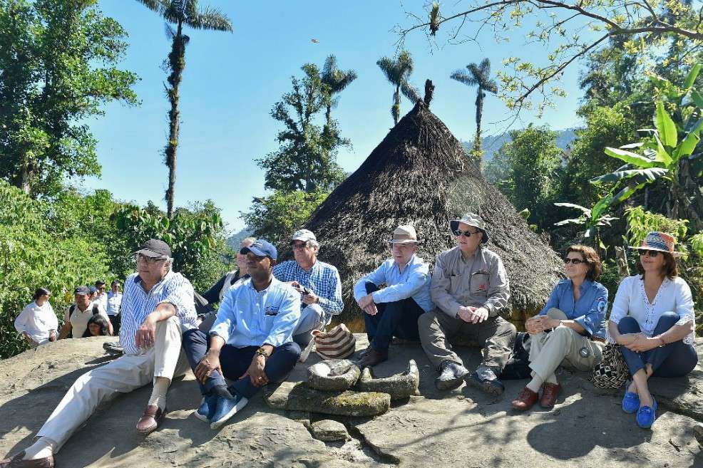El Presidente Juan Manuel Santos y el Príncipe Alberto II de Mónaco en Ciudad Perdida junto a otros miembros del gobierno. / Cortesía Minambiente