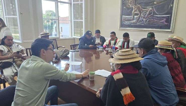 La decisión se inscribe en el marco de acuerdos alcanzados en escenarios como la Mesa Permanente de Concertación (MPC) y la Comisión Nacional de Trabajo y Concertación de la Educación de los Pueblos Indígenas (CONTCEPI).