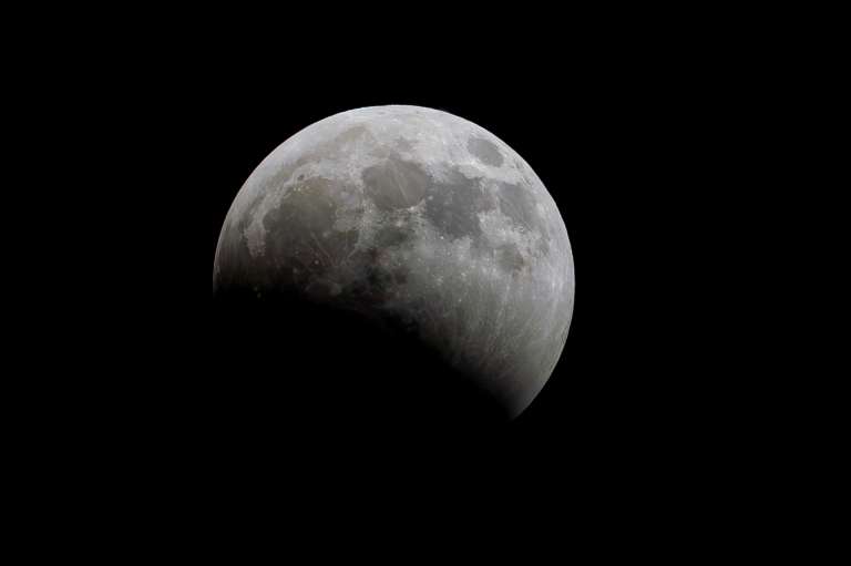 Eclipse parcial de Luna visto este jueves desde Caracas, en Venezuela.
