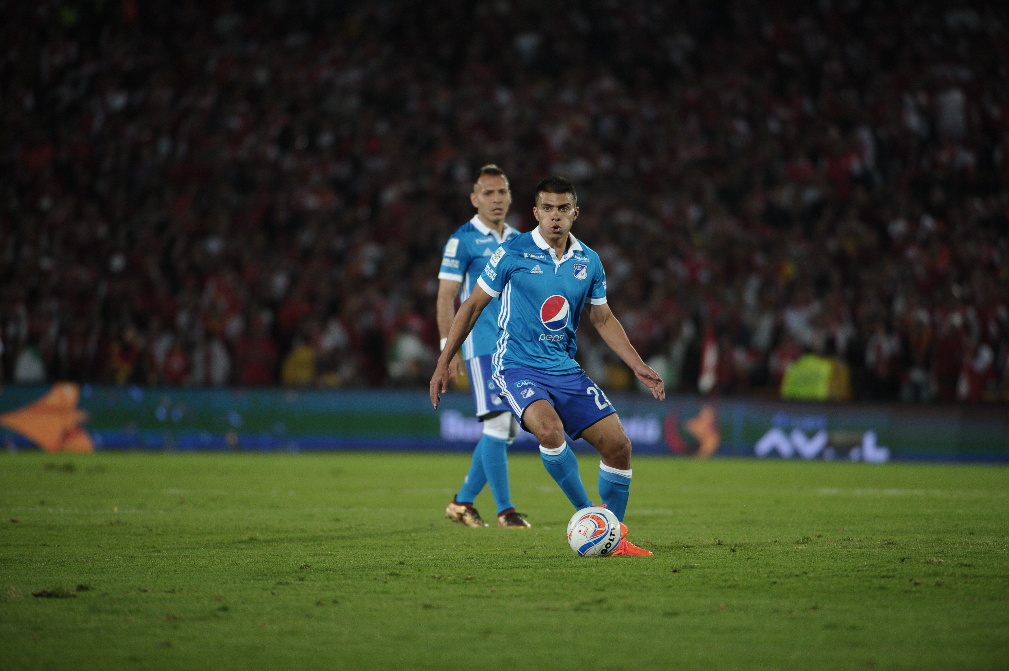 Futbolista colombiano que juega como volante de Millonarios, durante el partido de vuelta ante Independiente Santa Fe por la final de la Liga Águila II 2017.