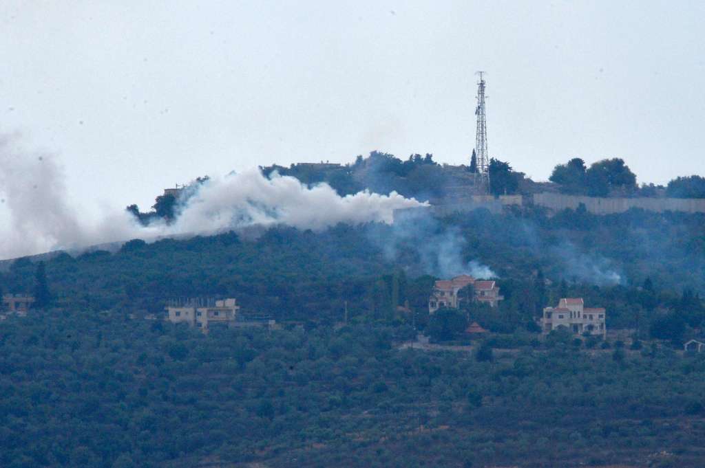 Dhayra Village (Lebanon), 11/10/2023.- Smoke rises from positions on a hill after Israeli shelling on the outskirts of Dhayra village, near the Lebanese-Israeli border, Lebanon, 11 October 2023. Hezbollah said on 11 October it fired missiles on Israel, two days after three of its members were killed in border towns. The Israel Defence Forces (IDF) said an anti-tank missile was launched from Lebanon toward a military post adjacent to the community of Arab Al-Aramshe on the BlueLine, and it responded by shelling Southern Lebanese towns. (Líbano) EFE/EPA/WAEL HAMZEH