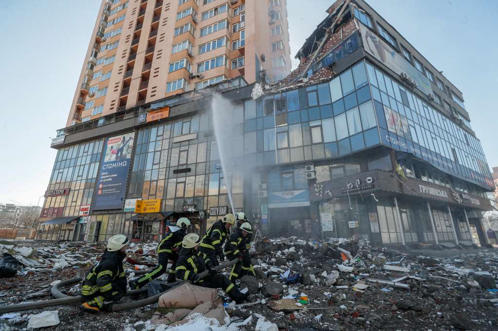 -FOTODELDIA- Kiev (Ucrania), 26/02/2022.- Bomberos ucranianos tratan de apagar un fuego en un edificio de viviendas de Kiev, Ucrania este sábado y que fue bombardeado ayer por la aviación rusa. EFE/ Sergey Dolzhenko