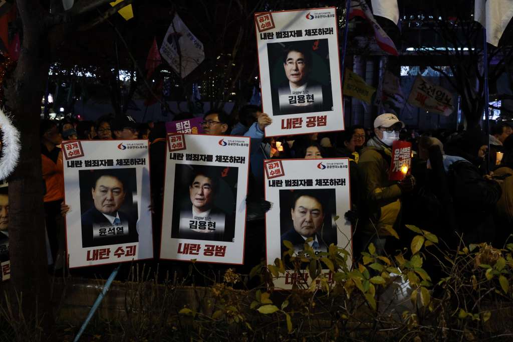 Seoul (Korea, Republic Of), 05/12/2024.- Members of civic groups and the Korean Confederation of Trade Unions (KCTU) hold candlelight and placards calling for the arrest of President Yoon Suk Yeol and former Defense Minister Kim Yong-hyun, during a demonstration in Seoul, South Korea, 05 December 2024. South Korean President Yoon Suk Yeol faces an impeachment motion from opposition lawmakers after he declared and then reversed martial law, citing the need to root out pro-North Korean forces and uphold the constitutional order. (Protestas, Corea del Sur, Seúl) EFE/EPA/JEON HEON-KYUN