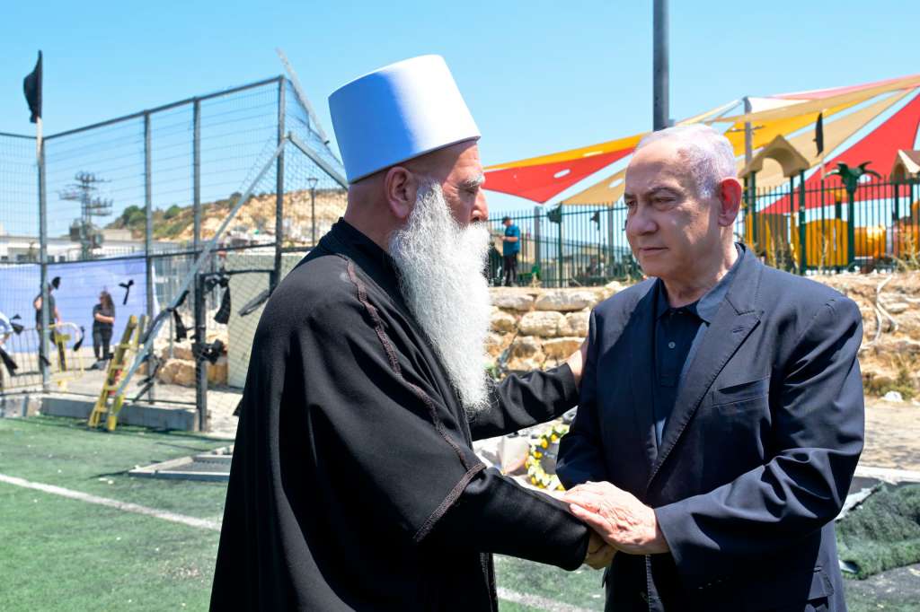 MAJDAL SHAMS (ALTOS DEL GÓLÁN), 29/07/2024.- El primer ministro israelí, Benjamín Netanyahu (dcha), visita la localidad drusa de Majdal Shams. Netanyahu avisó este lunes de que la respuesta de Israel al ataque que dejó 12 menores muertos y del que acusa al grupo chií libanés Hizbulá, "llegará, y será dura". EFE/Oficina del Primer Ministro SÓLO USO EDITORIAL - SOLO USO PERMITIDO PARA ILUSTRAR LA NOTICIA QUE APARECE EN EL PIE DE FOTO - CRÉDITO OBLIGATORIO