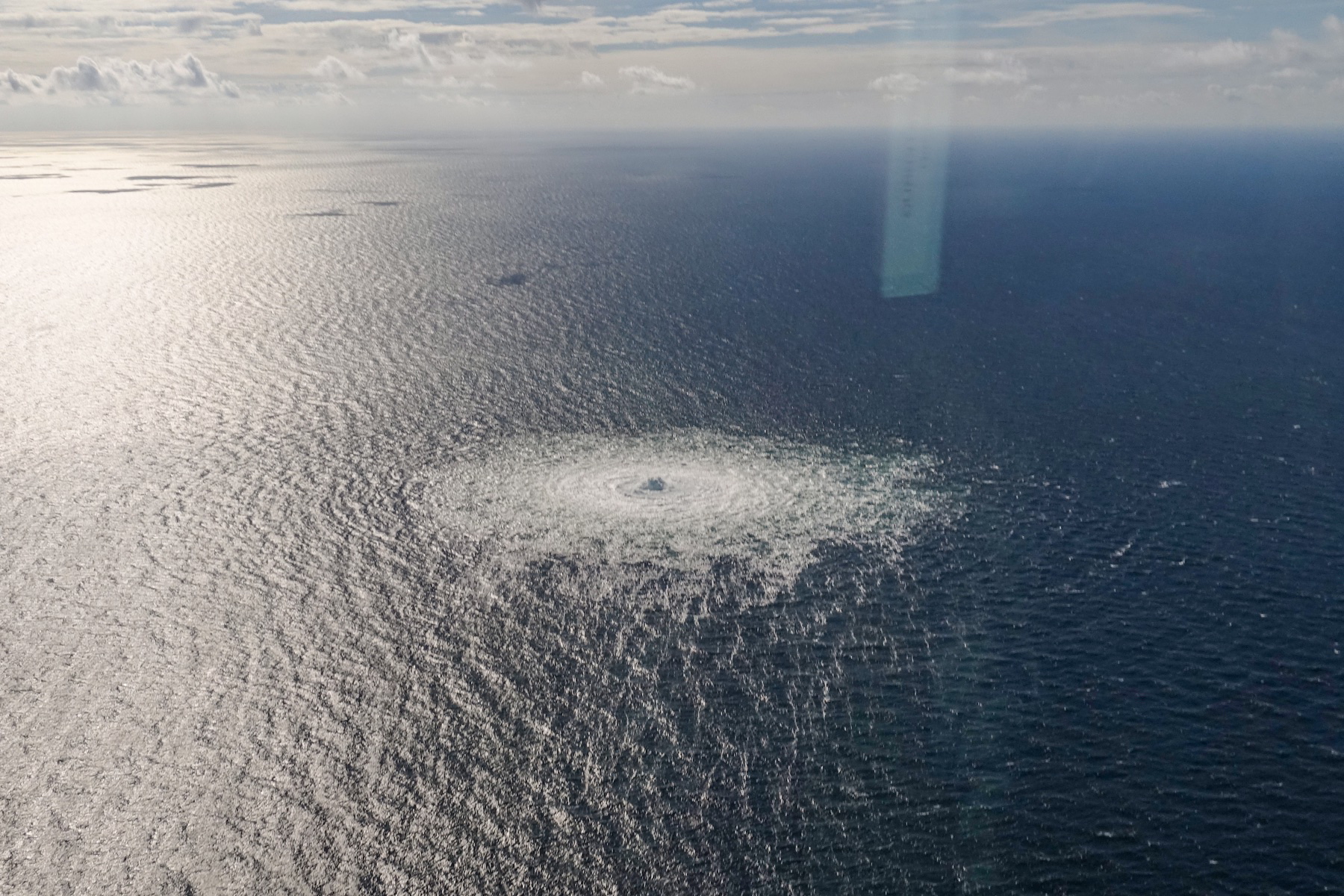 Off Bornhom (Denmark), 27/09/2022.- A handout photo taken from a Danish F-16 jet on 27 September 2022 and made available by the Danish Defence Command shows a gas leak of the Nord Stream 2 pipeline off Bornholm, Denmark, Baltic Sea. The Danish energy agency confirmed 27 September 2022 three gas leaks on the Nord Stream 1 and 2 pipelines. (Dinamarca) EFE/EPA/Danish Defence Command / HANDOUT HANDOUT EDITORIAL USE ONLY/NO SALES