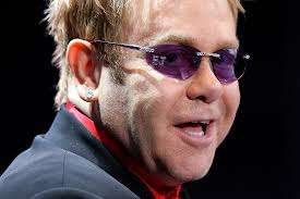El británico Elton John, quien interpreta temas como "Your Song" y "Candle in the Wind", contrajo matrimonio en 2014 con su compañero David Furnish. / Cortesía