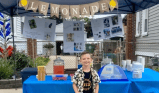 Niño vende limonadas para ayudar a mascotas abandonadas: recaudó 15.000 USD