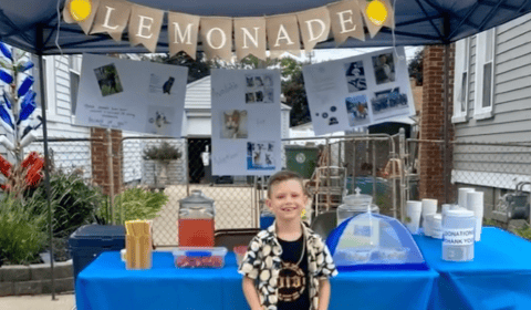 Niño vende limonadas para ayudar a mascotas abandonadas: recaudó 15.000 USD