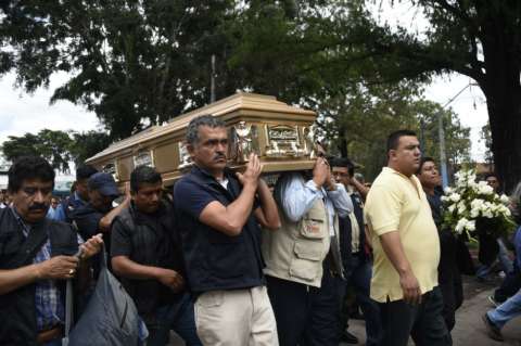Sepultan a indígena asesinada por militares hace 35 años en Guatemala