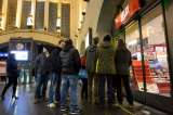 Nuevas largas filas en tiendas para obtener la última edición de "Charlie Hebdo"