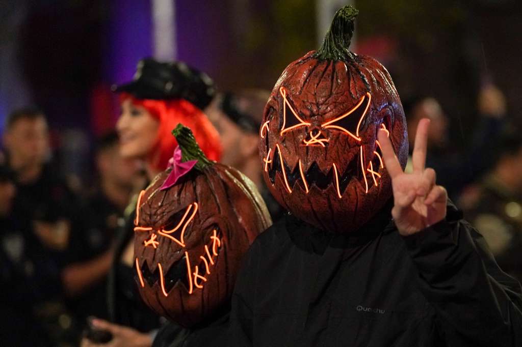 New York (United States), 31/10/2022.- People dressed in costumes march through New York's Greenwich Village during the 49th annual Village Halloween Parade in New York, New York, USA, 31 October 2022. (Estados Unidos, Nueva York) EFE/EPA/PORTER BINKS