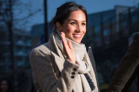 Abrigo que luce Meghan Markle se agota en una hora