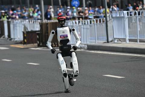 Robot bate récord mundial de media maratón