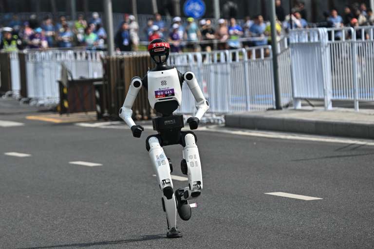 La diferencia frente a 2025 fue muy amplia, pues el robot ganador tardó 2 horas, 40 minutos y 42 segundos y la carrera estuvo marcada por tropiezos, mientras que este año las máquinas mostraron una zancada mucho más fluida y controlada.