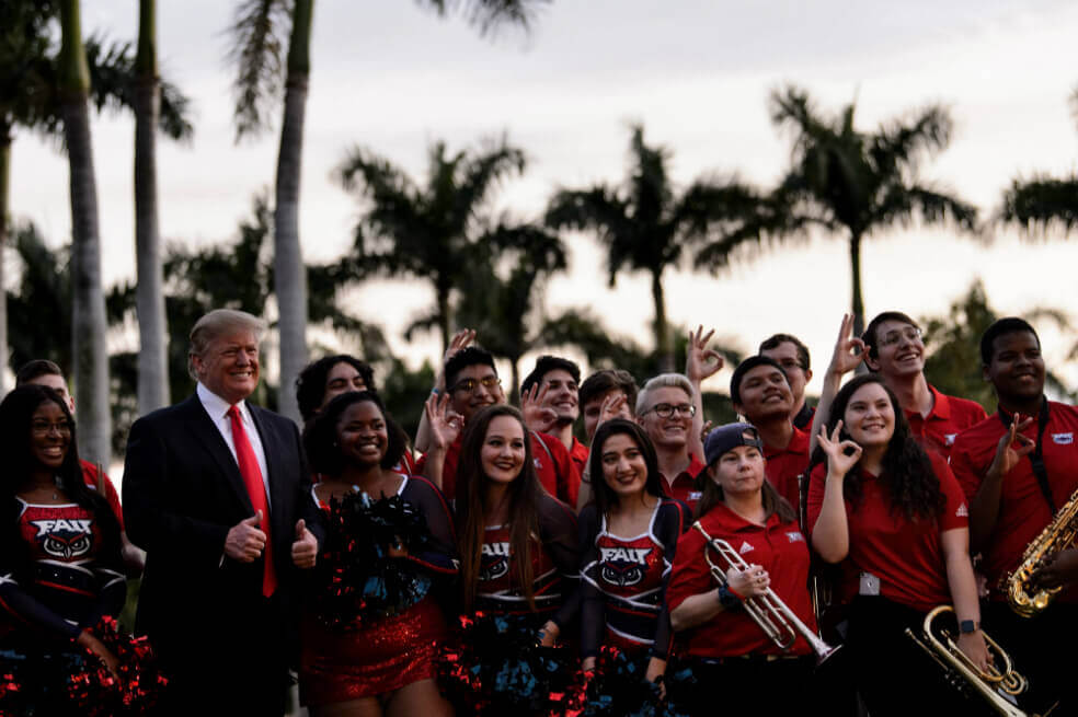 El presidente estadounidense Donald Trump se prepara para ver el juego del Superbowl en el Club Internacional de Golf Trump en West Palm Beach, Florida. / AFP